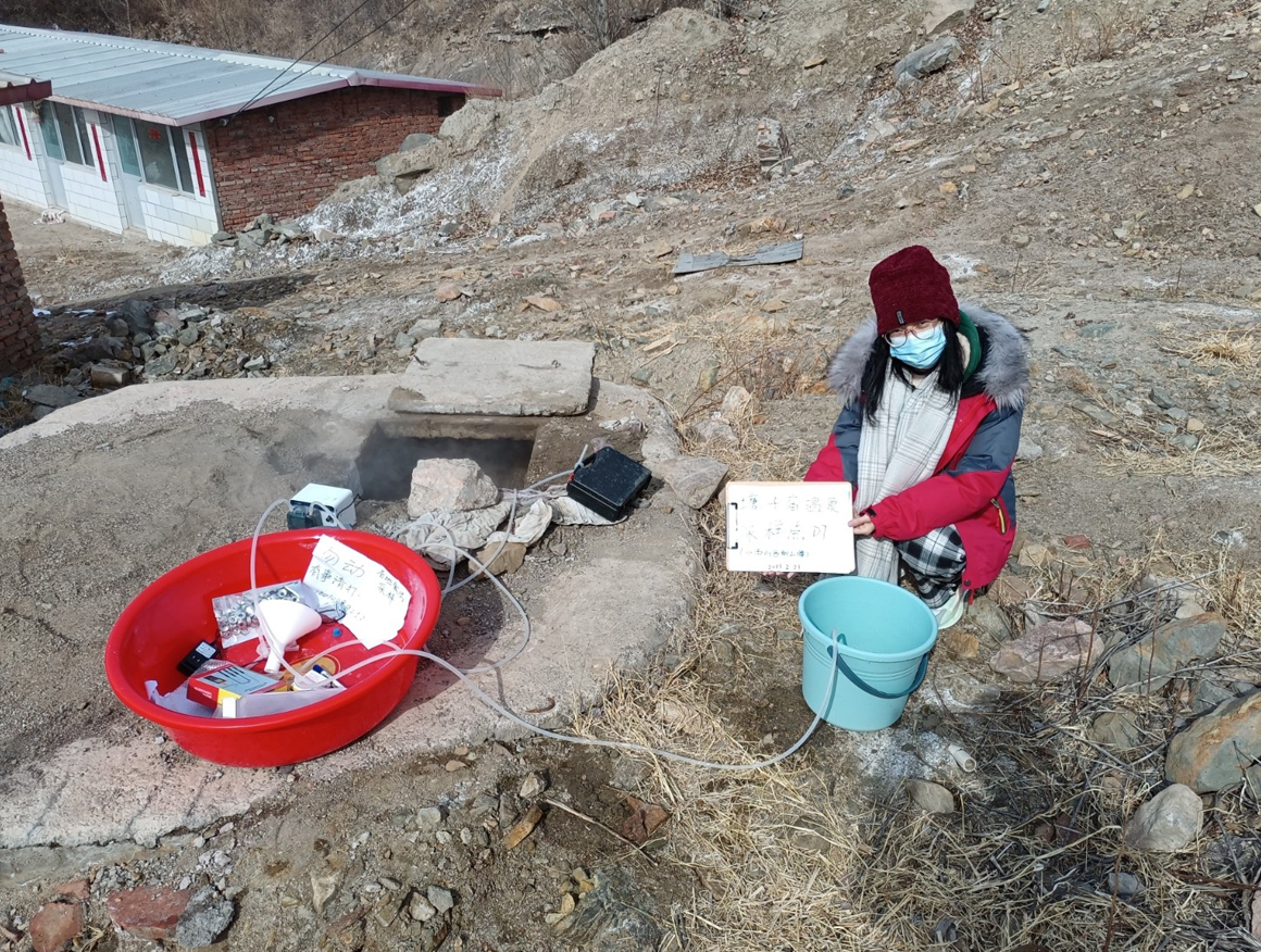 地热水溶氦气项目野外取样3.jpg