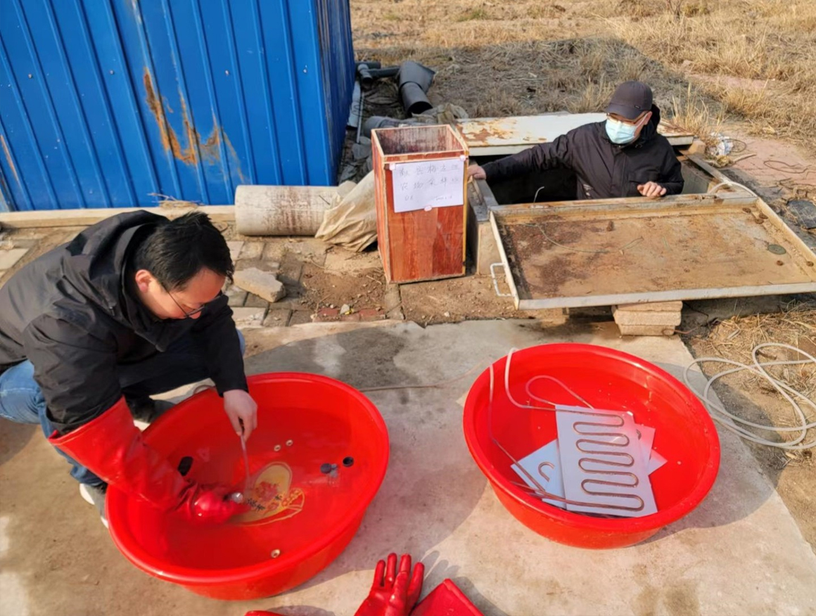 地热水溶氦气项目野外取样1.jpg