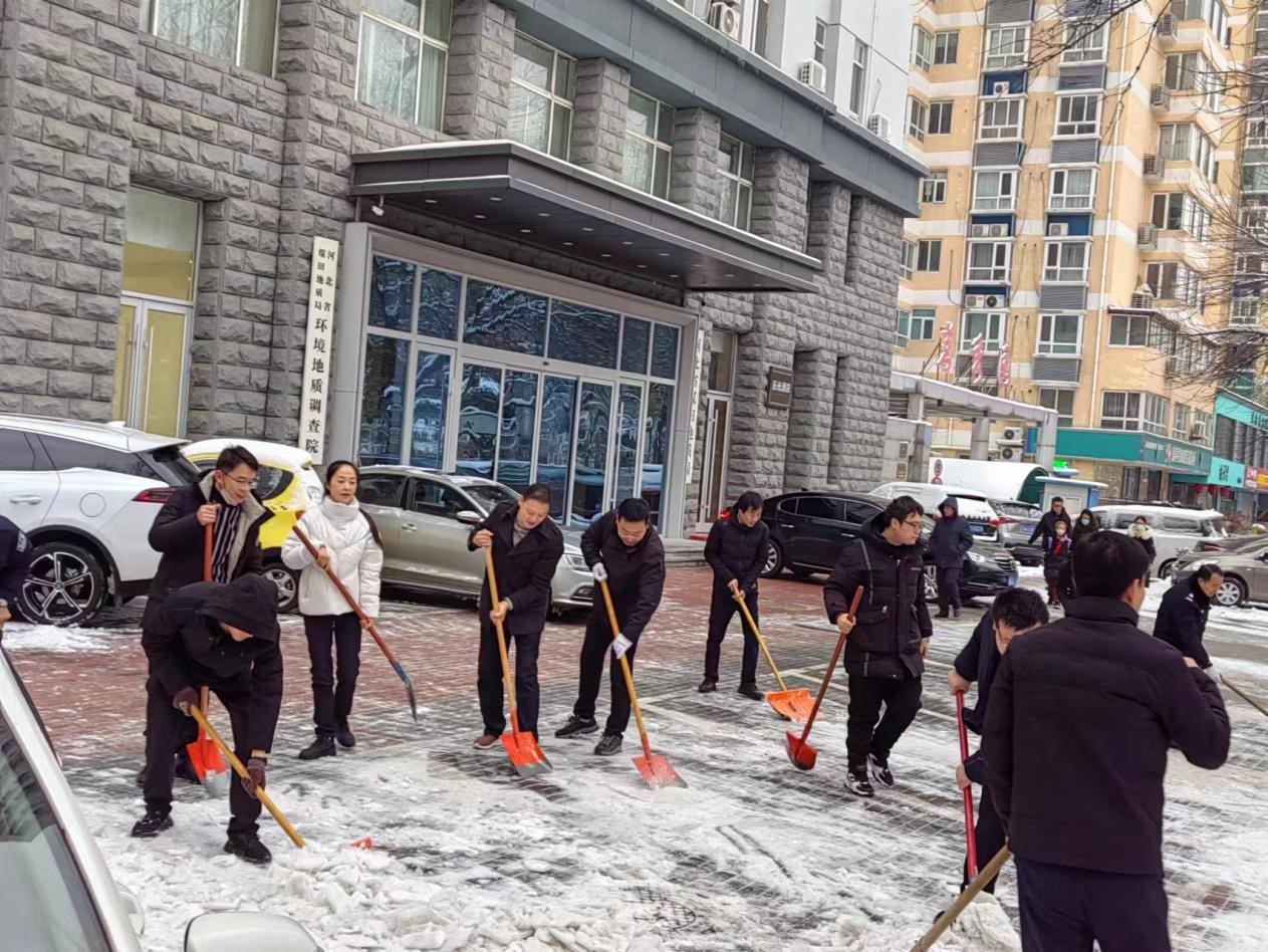 局机关联合环调院开展清雪除冰行动.jpg
