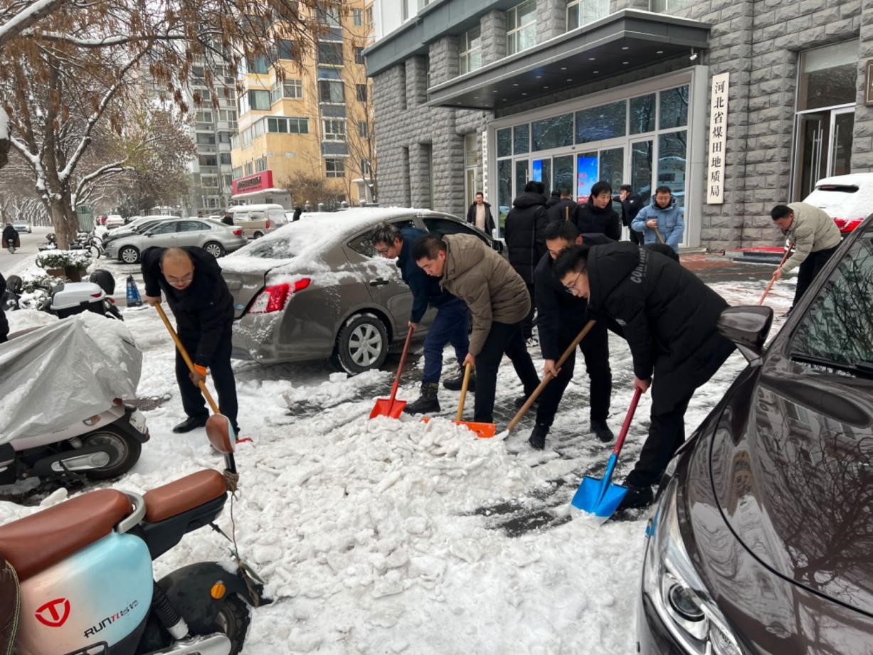 局机关联合环调院开展清雪除冰行动2.jpg